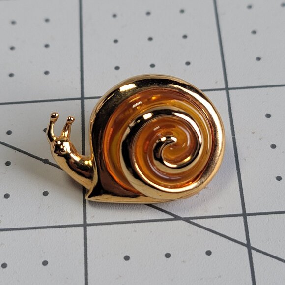 Vintage Gold Tone Avon Tortoise Style Amber Lucite Hat Pin Tie Tack Snail - Picture 1 of 3